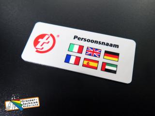 Aluminium naambadge met vlaggen voor de talen die u spreekt op een beurs.
